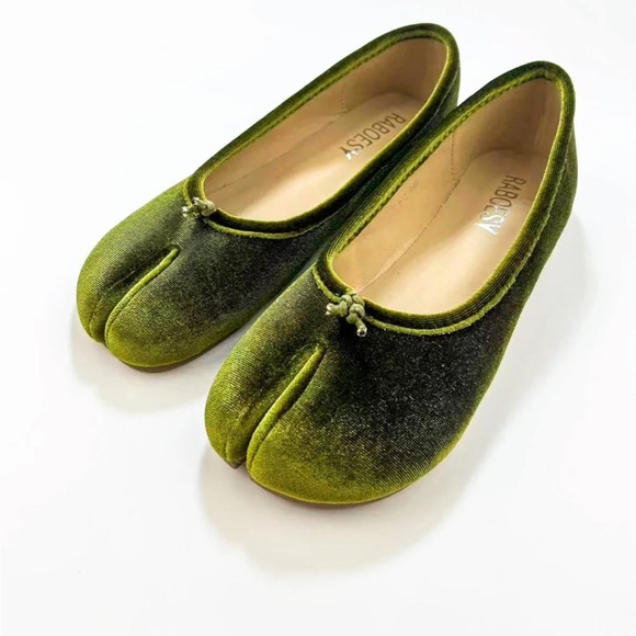 Ballet Tabi Flats in Olive Green Velvet - Picture 5 of 8